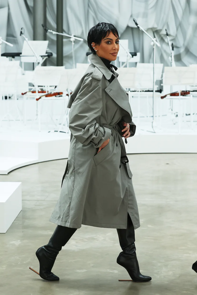 Kim Kardashian assiste au défilé femme printemps-été 2026 de Maison Margiela dans le cadre de Paris Fashion