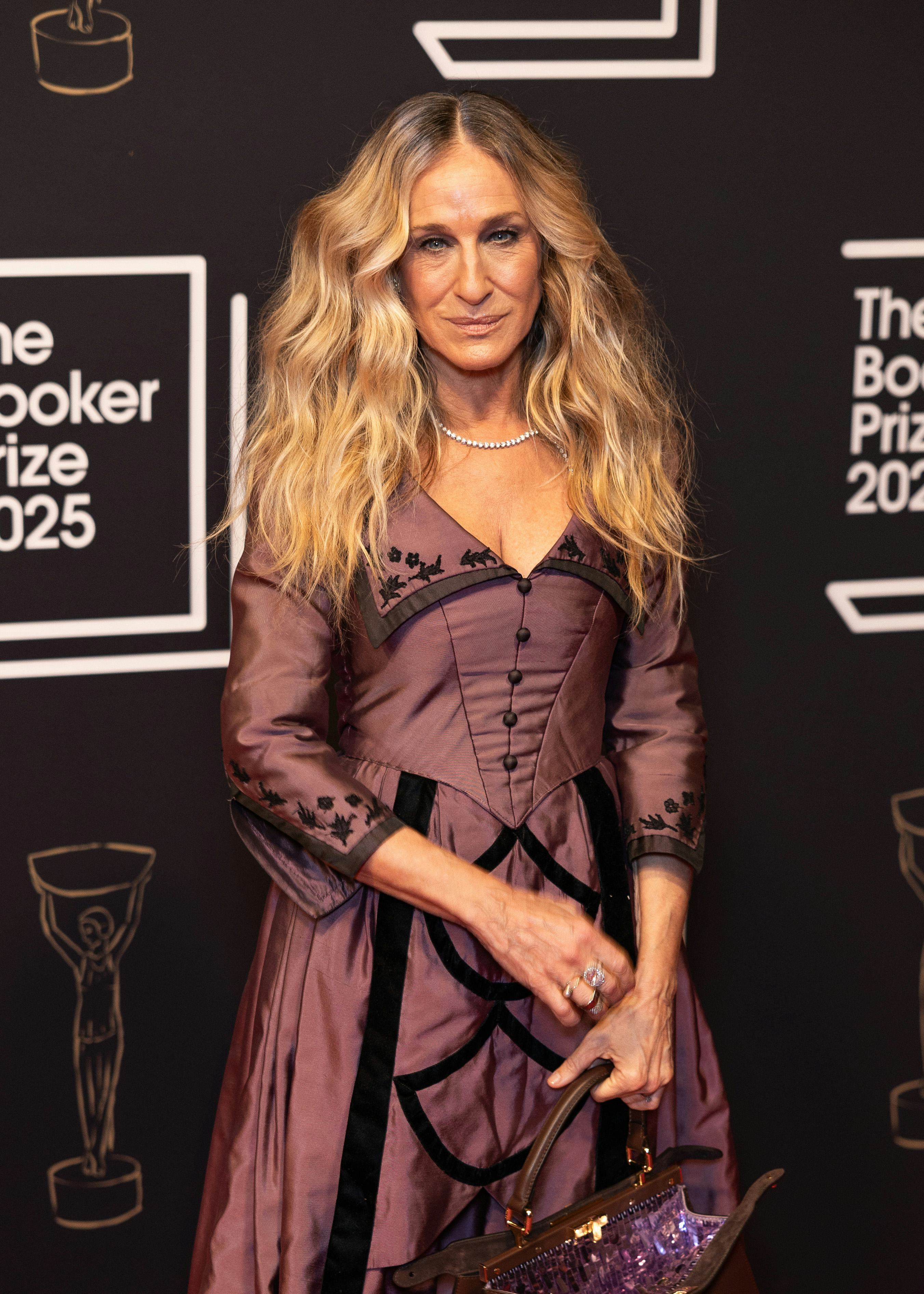 LONDON, ENGLAND - NOVEMBER 10: Sarah Jessica Parker attends The Booker Prize 2025 Ceremony at Old Bi...