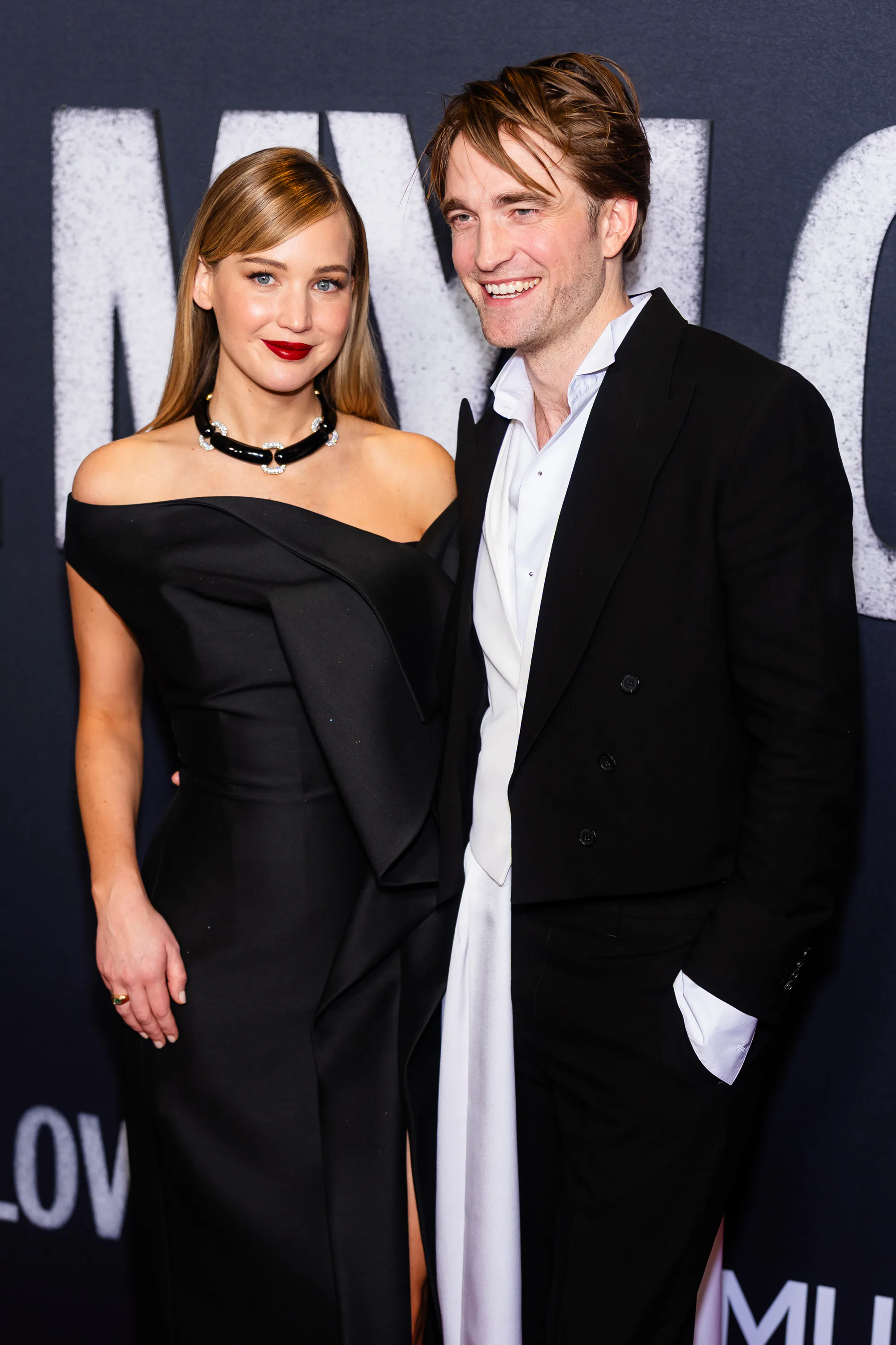 NEW YORK, NEW YORK - NOVEMBER 01: Jennifer Lawrence (L) and Robert Pattinson attend the "Die My Love...