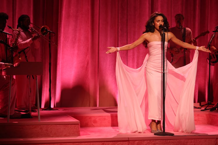 SATURDAY NIGHT LIVE -- Episode 1890 -- Pictured: Musical guest Olivia Dean performs on Saturday, Nov...