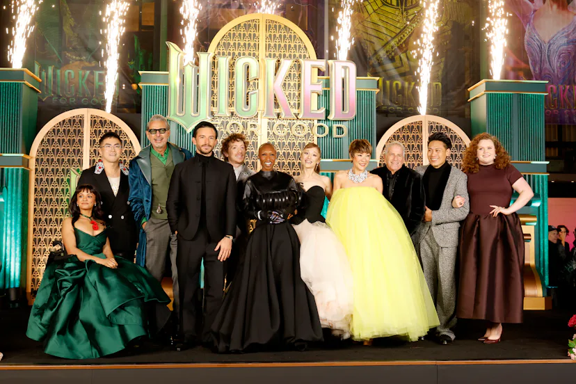 NEW YORK, NEW YORK - NOVEMBER 17: (L-R) Marissa Bode, Bowen Yang, Jeff Goldblum, Jonathan Bailey, Et...