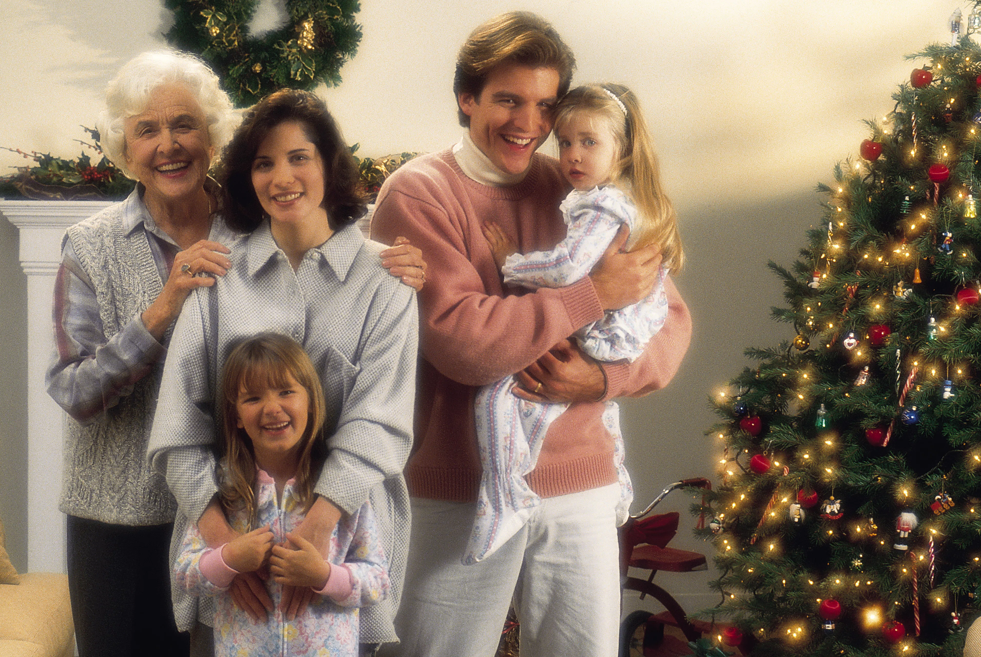 20 '90s Christmas Mom Traditions We Need To Bring Back 20 '90s Christmas Mom Traditions We Need To Bring Back