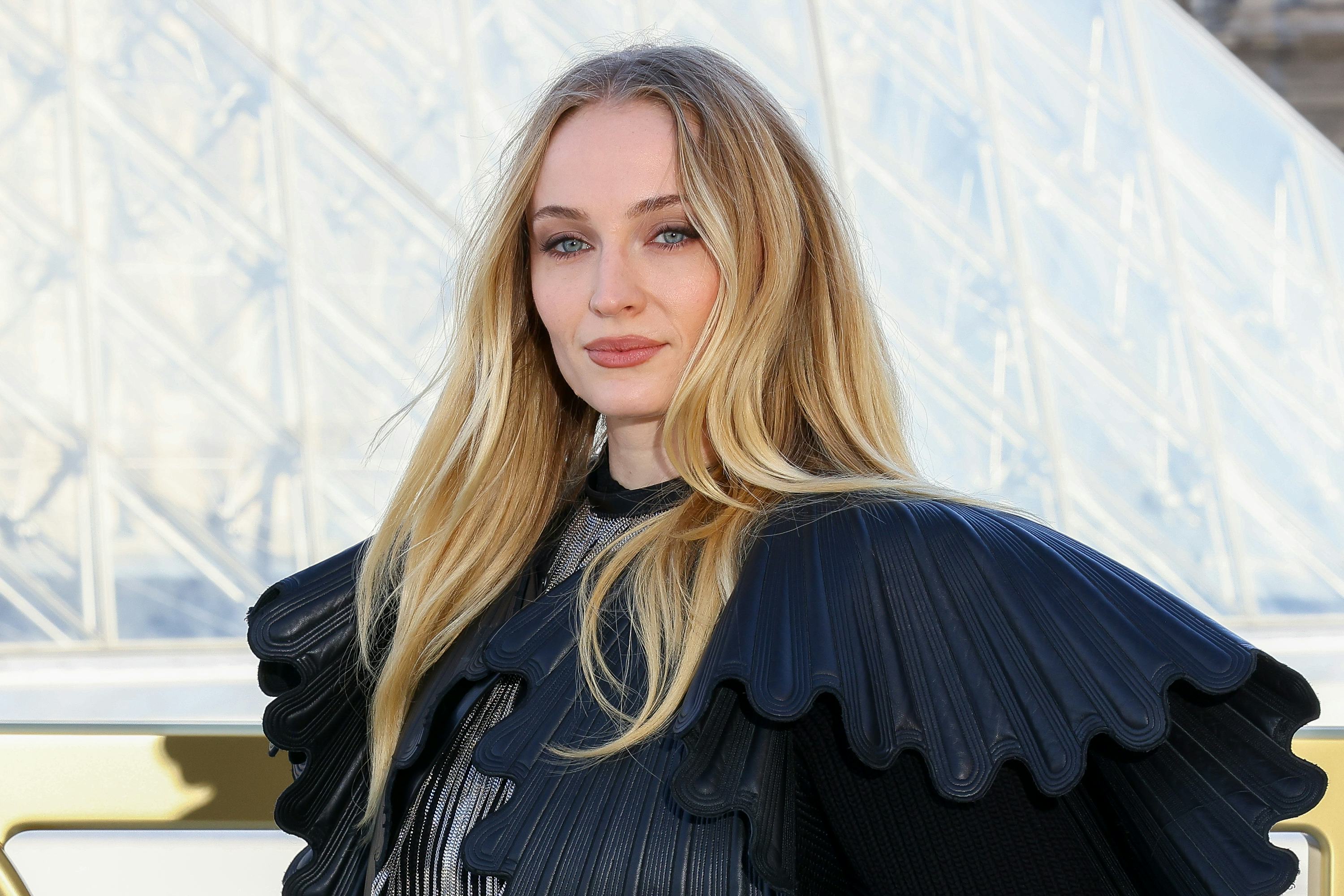 Sophie Turner and Chris Martin are reportedly dating.
