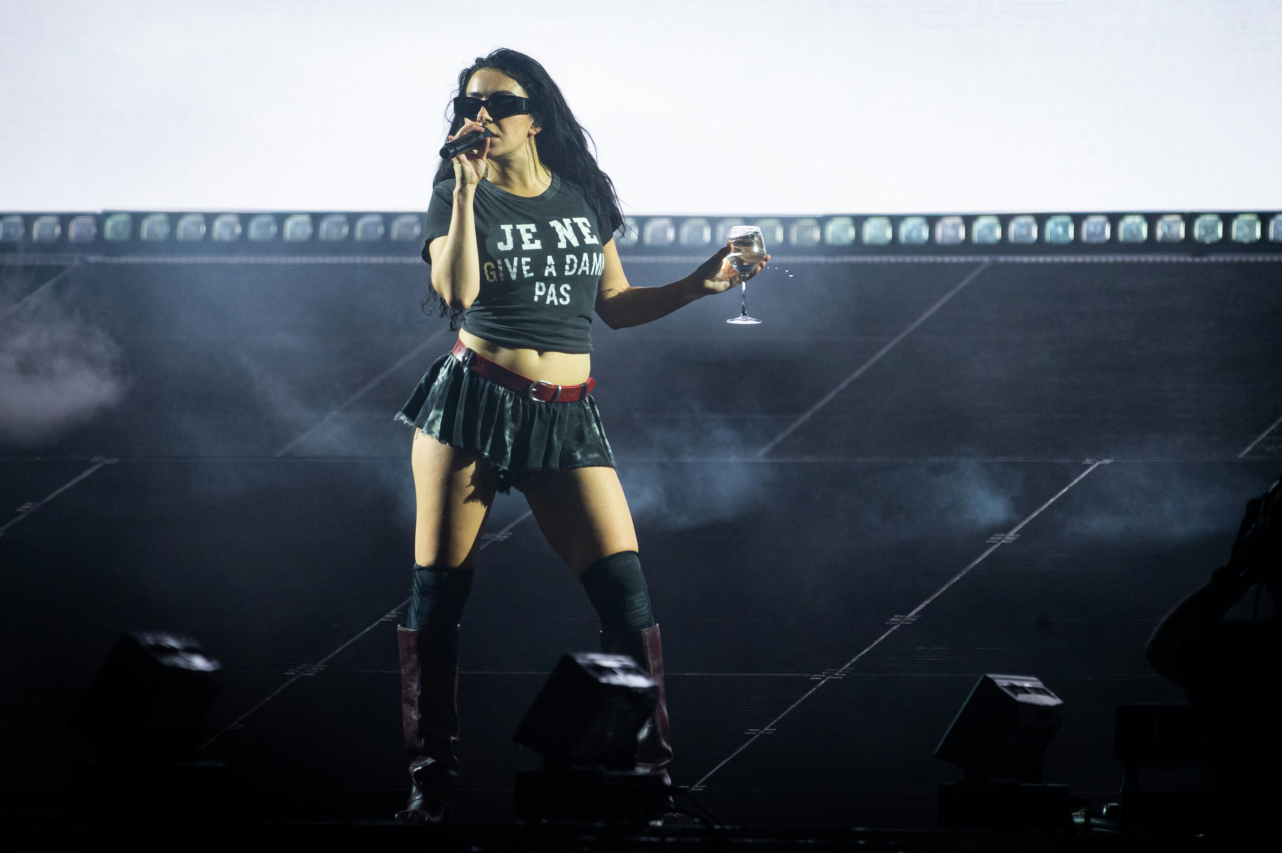 РОСКИЛДЕ, ДАНИЯ – 2 ИЮЛЯ: Чарли XCX выступает на сцене Orange на фестивале Роскилле 2025 в июле...