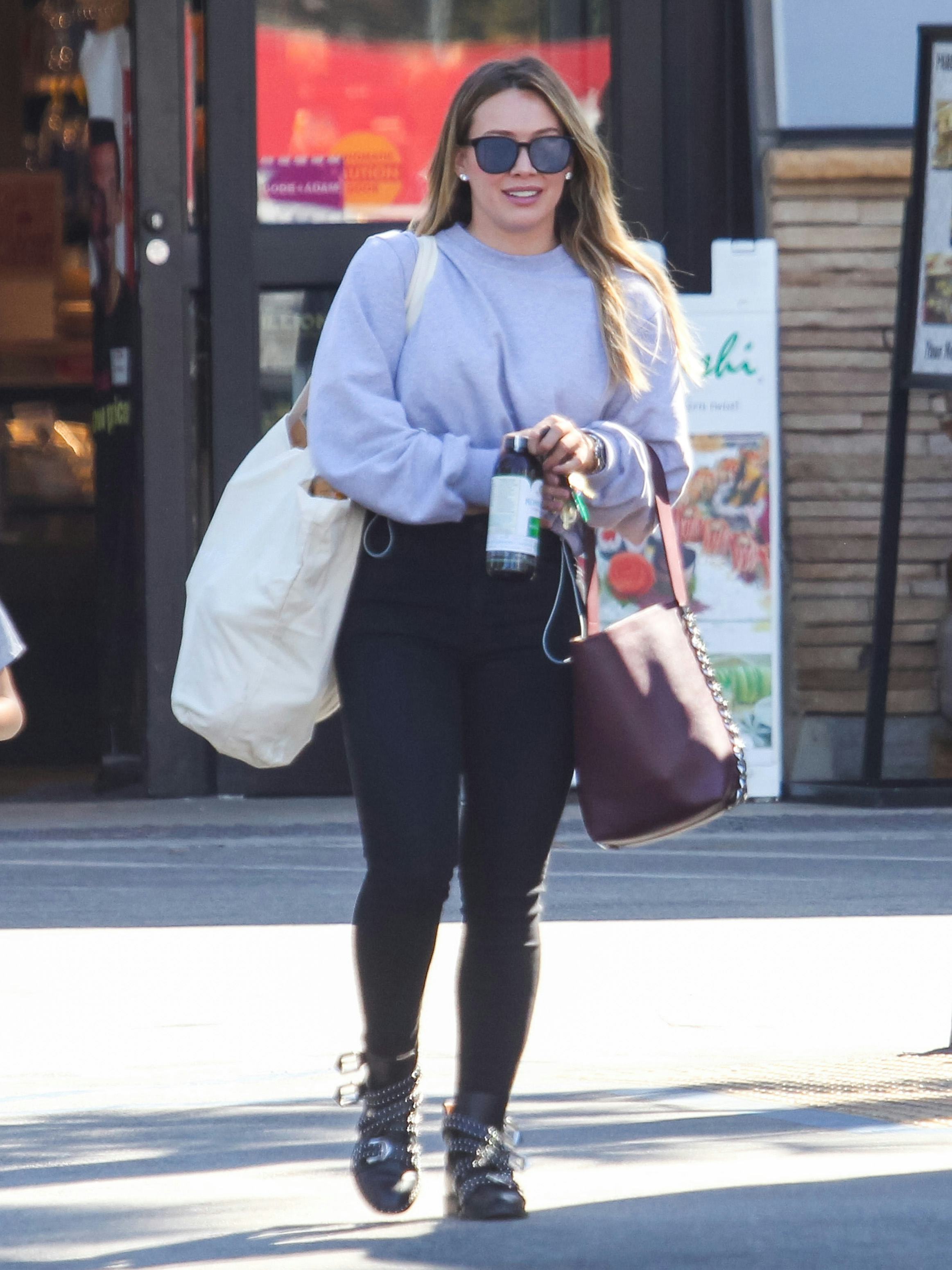 Hilary Duff has not one but *two* millennial tote bags.
