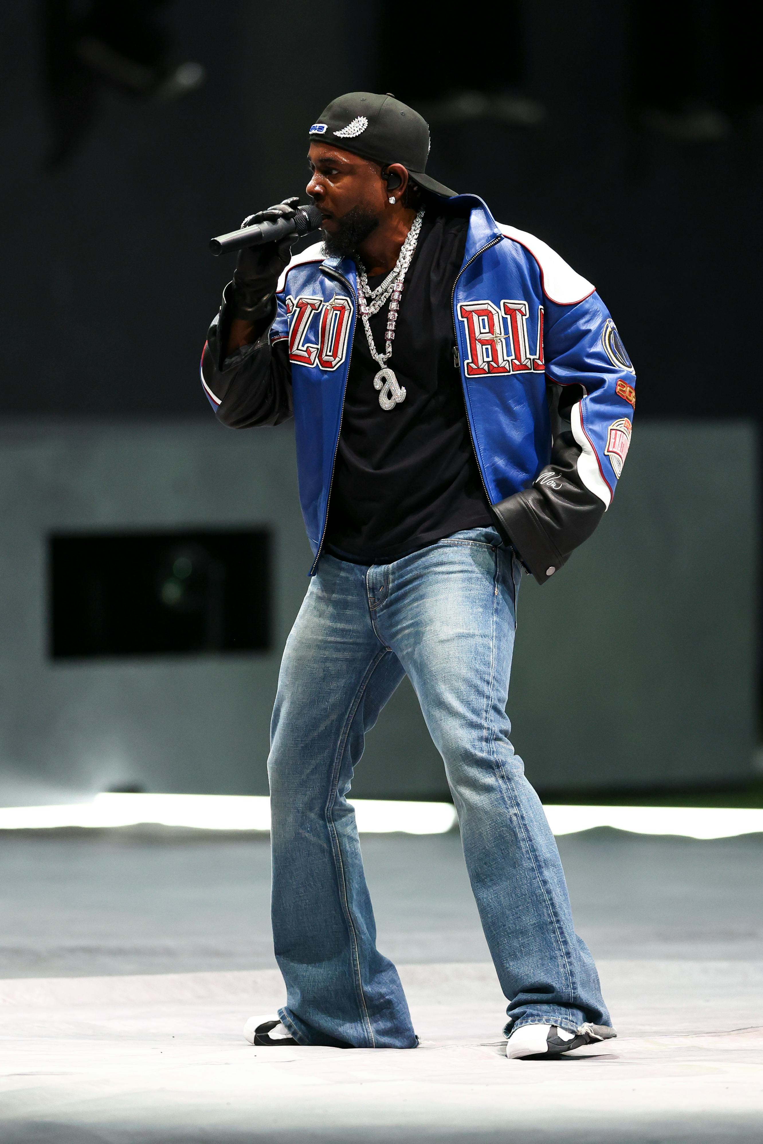 Кендрик Ламар выступает в перерыве между таймами во время Суперкубка LIX между командами Филадельфия Иглз и...