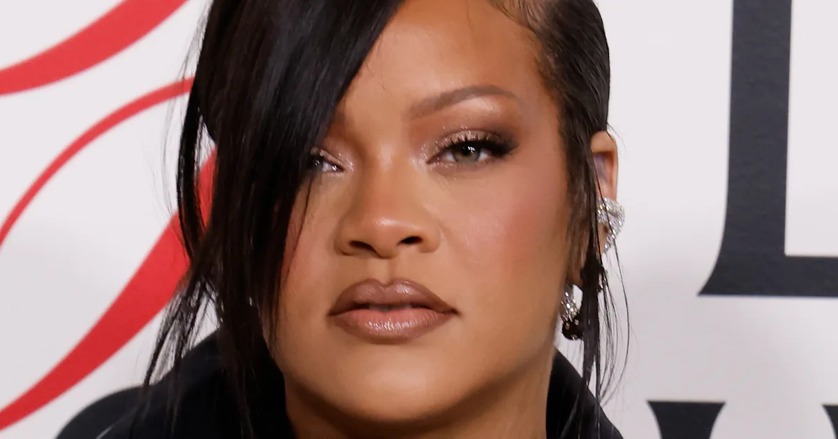 Underlining Lips Rihanna Rihanna's Glossy Lips Are Perfect For Off-Duty Glam