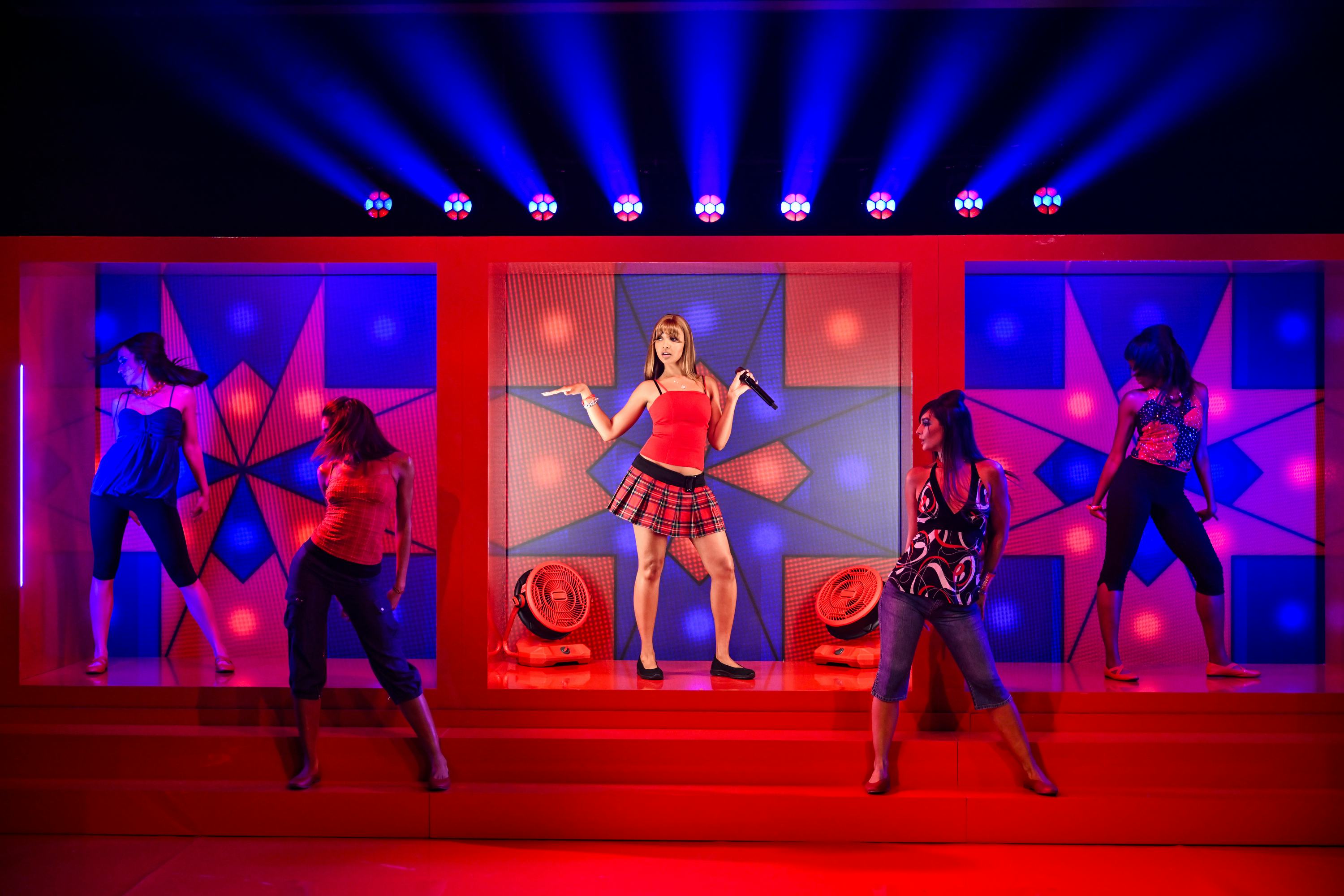 «СЕГОДНЯШНЕЕ ШОУ С ДЖИММИ ФАЛЛОНОМ» — Эпизод 2166 — На снимке: Музыкальный гость PinkPantheress в исполнении...