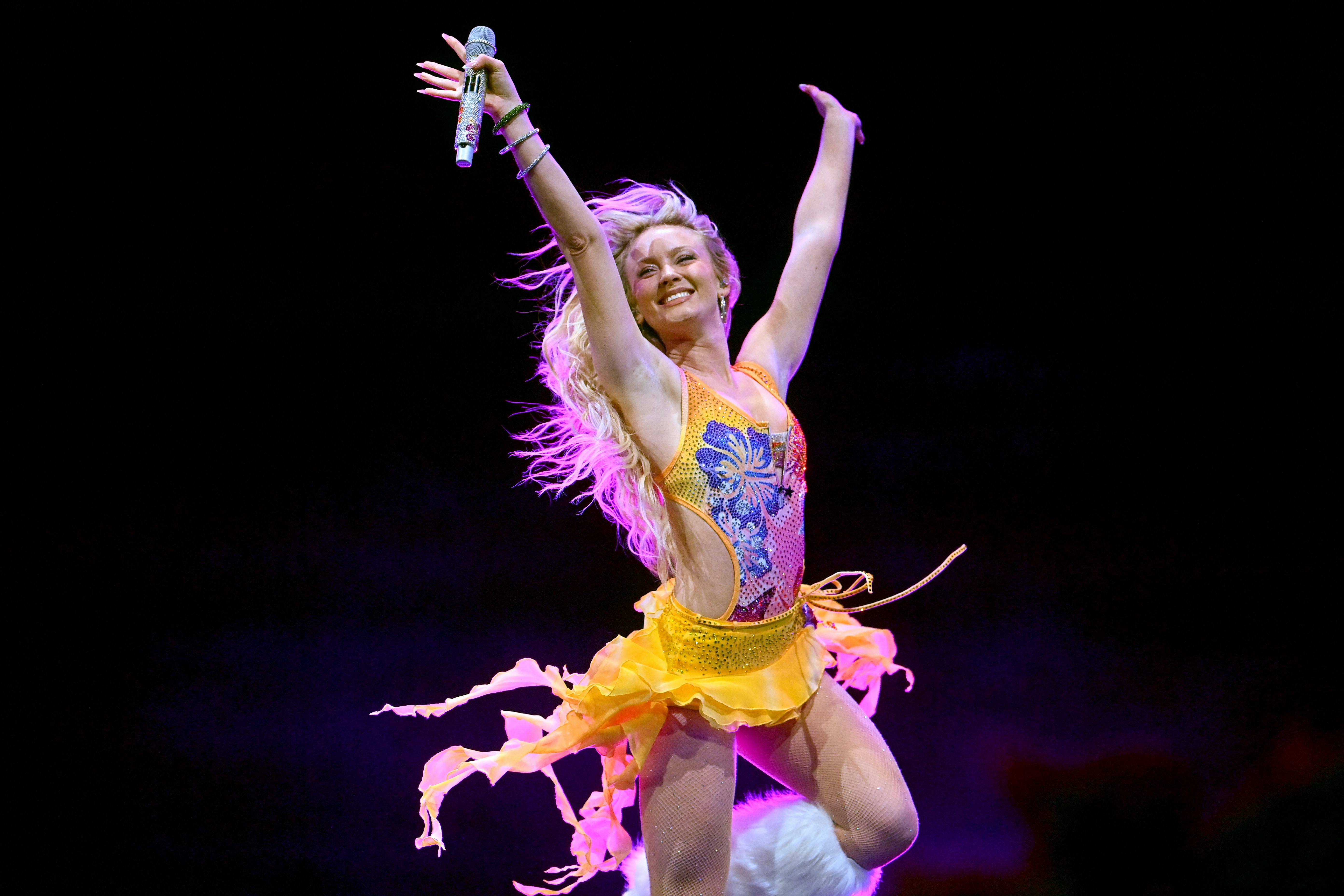 БОСТОН, МАССАЧУСЕТС – 14 ДЕКАБРЯ: Зара Ларссон выступает во время Jingle Ball iHeartRadio KISS108...