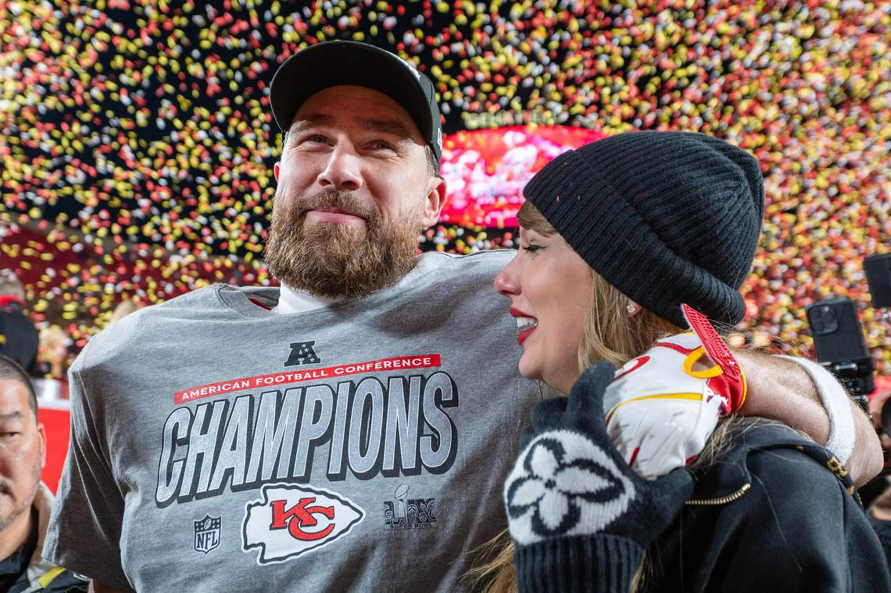 Travis Kelce and Taylor Swift walk off the field