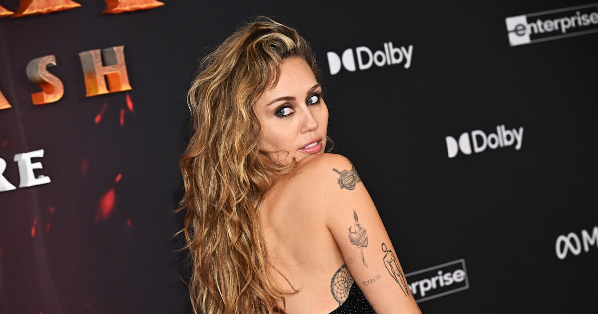 Miley Cyrus Is Engaged & Showed Off Her Ring At The 'Avatar' Premiere