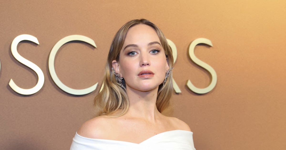 Jennifer Lawrence Brought Back The "Angelina Jolie Leg" In A Sexy Slit Skirt