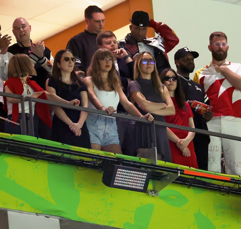 NEW ORLEANS, LOUISIANA - FEBRUARY 09: (L-R) Ed Kelce, Ashley Avignone, Alana Haim, Ross Travis, Tayl...
