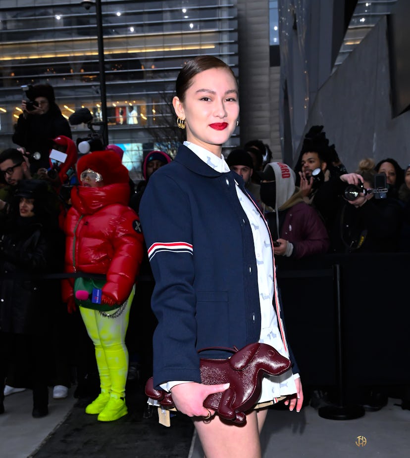 Лола Тунг посещает показ мод Тома Брауна во время Недели моды в Нью -Йорке: шоу в феврале ...