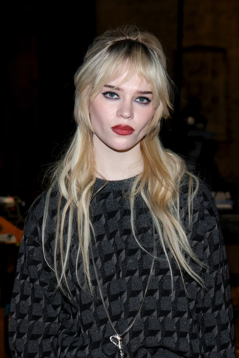 Нью -Йорк, Нью -Йорк - 10 февраля: Софи Тэтчер посещает предыдущий ряд для режима тренера -show d ...