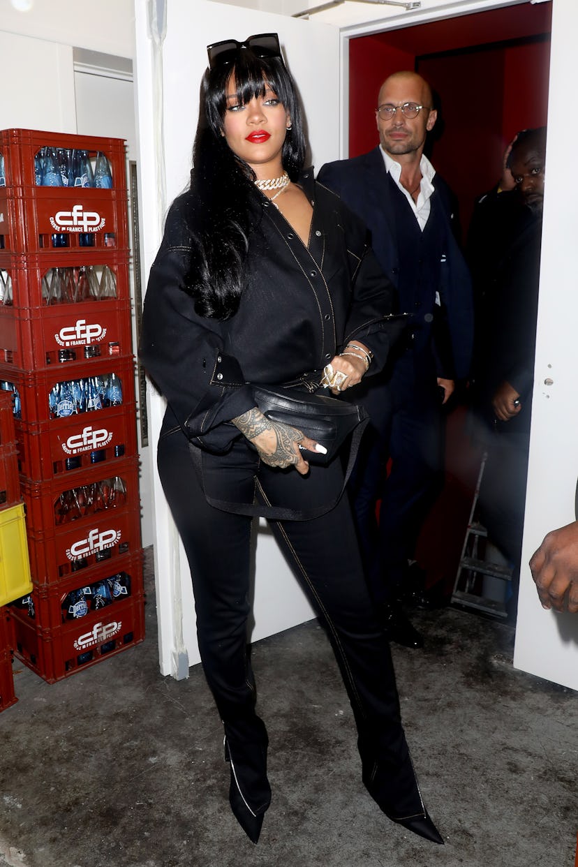 ПАРИЖ, Франция - 26 сентября: Рианна прибывает в «Fnty» после Фести 26 сентября 2019 года в ...