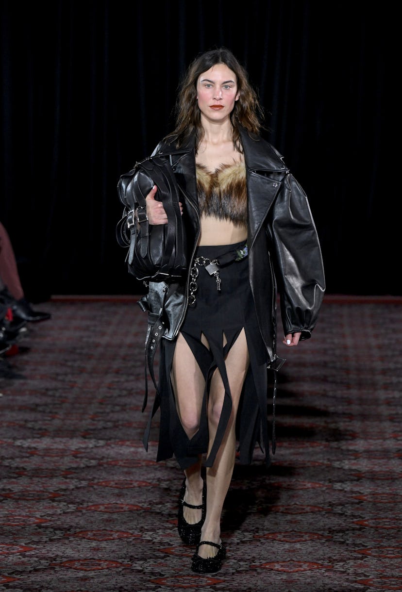Лондон, Англия - 23 февраля: Алекса Чунг ходит по ипподроме на шоу Simone Rocha во время Лондона F ...