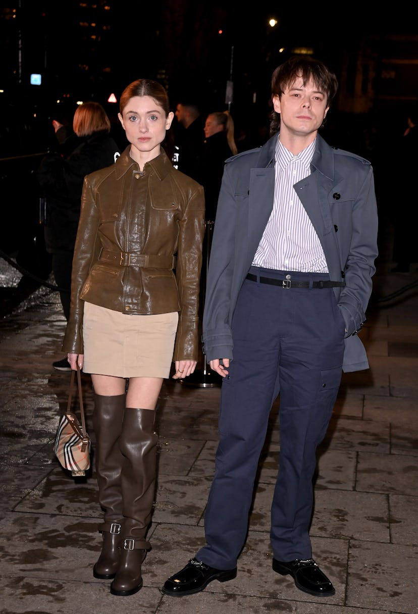 Лондон, Англия - 24 февраля: (LR) Наталья Дайер и Чарли Хитон посещают Burberry -Winter 2025 ...