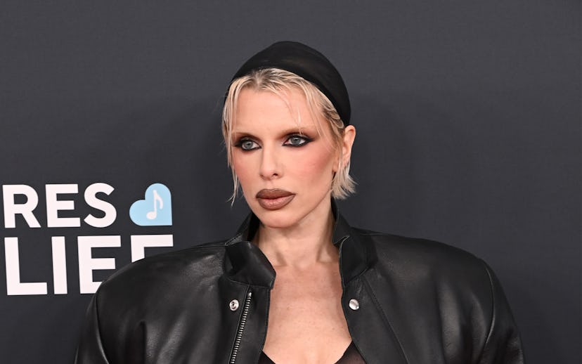 LOS ANGELES, CALIFORNIA - FEBRUARY 02: (FOR EDITORIAL USE ONLY) Julia Fox attends the 67th GRAMMY Aw...