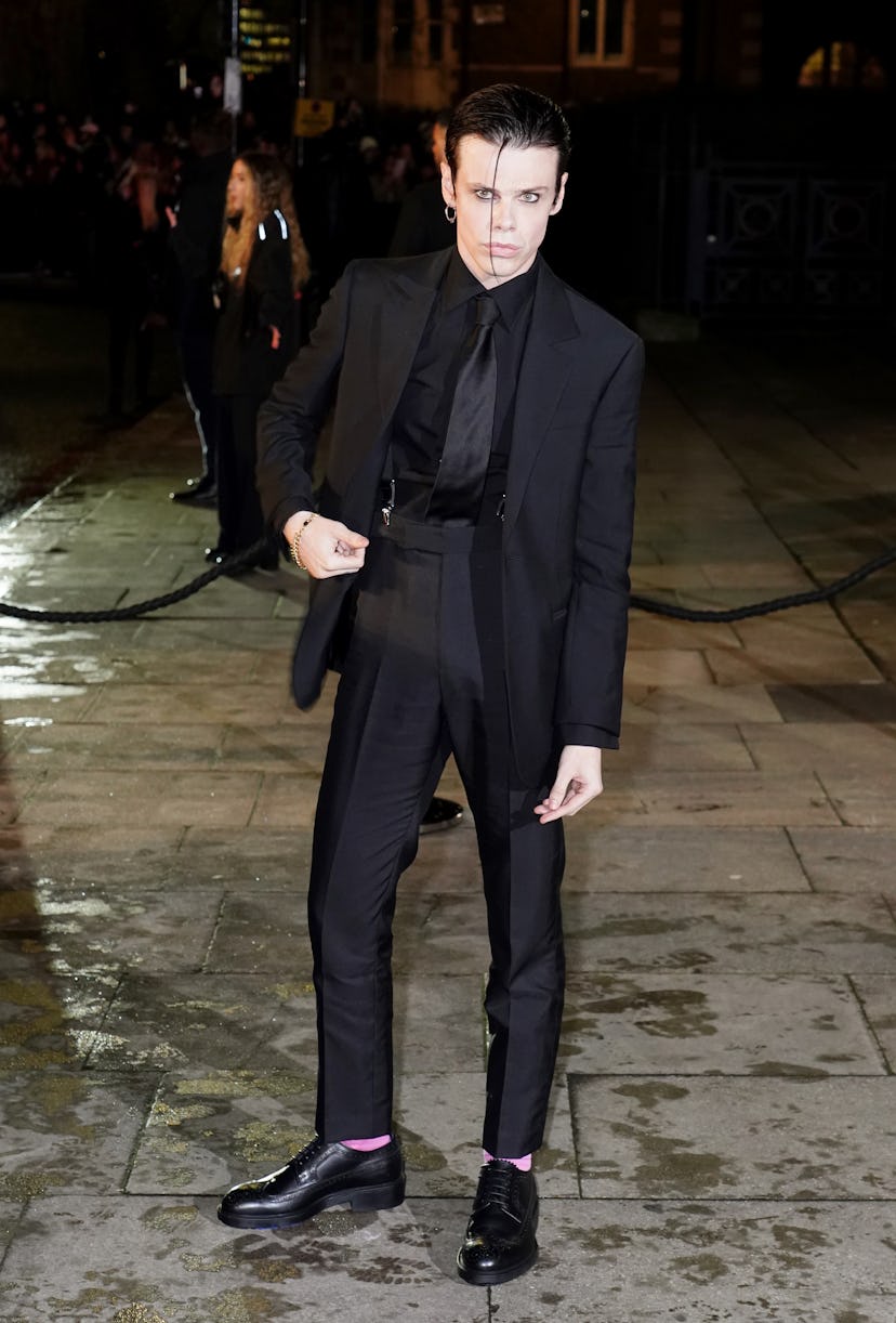 Yungblud прибывает на выставку Burberry в Тейт -Британии, Лондон, на Лондонской неделе моды. Изображение ...