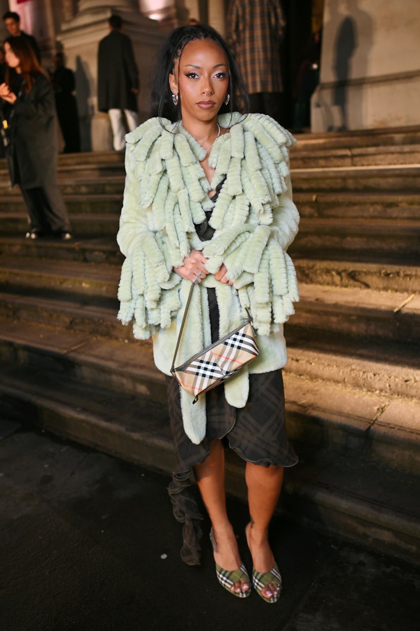 Лондон, Англия - 24 февраля: наши архивы посещают шоу Burberry Winter 2025 во время лондонской падения ...