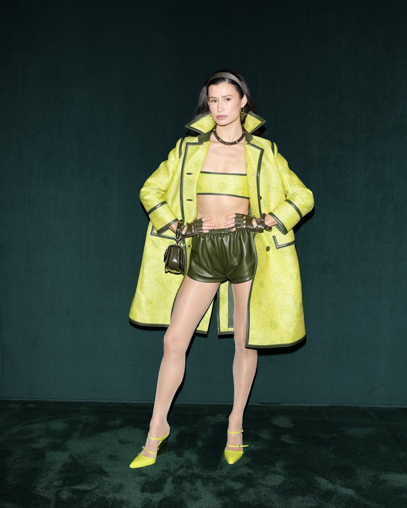 Милан, Италия - 25 февраля: Делани Роу присутствует в Gucci - Женский осень/зима 2025/2026 Fashion S ...