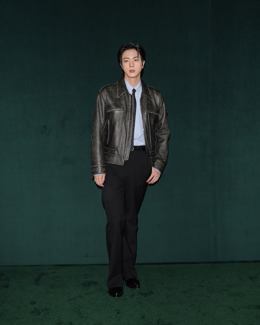 Милан, Италия - 25 февраля: Джин посещает Gucci - Женский осень/зима 2025/2026 Мод Show Durin ...