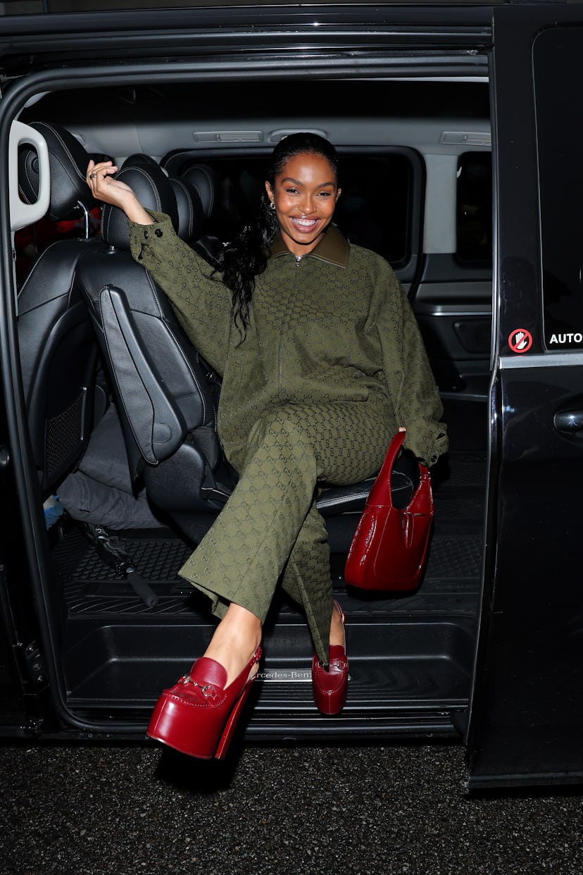 Милан, Италия - 25 февраля: Яра Шахиди оставляла настроение Гуччи во время Милана Фас ...