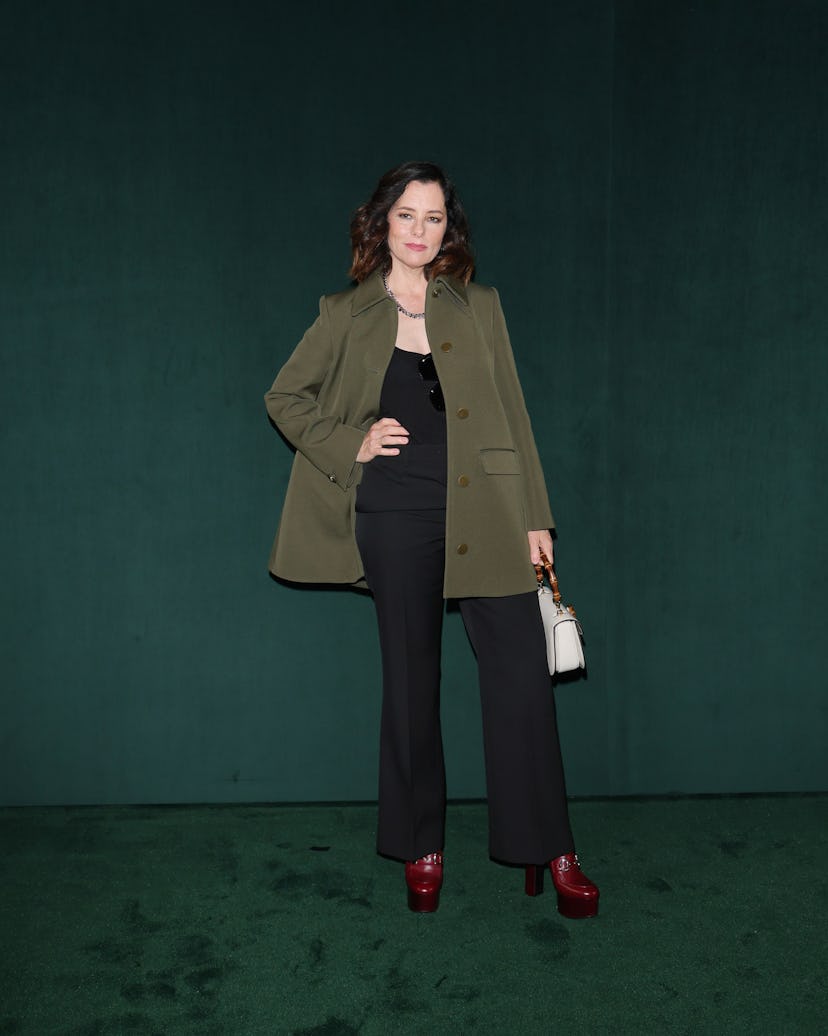 Милан, Италия - 25 февраля: Паркер Поузи посещает Gucci - Женский осень/зима 2025/2026 Fashion S ...