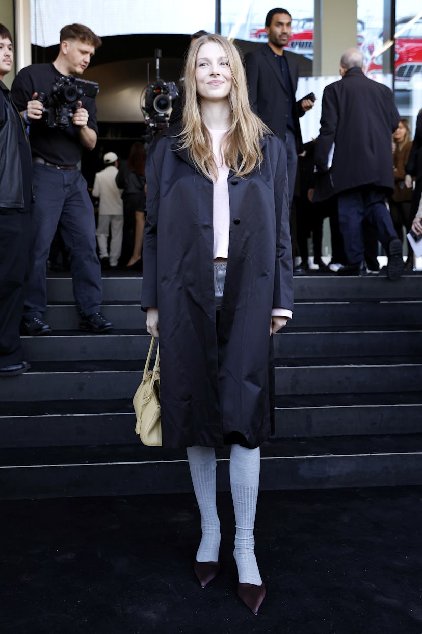 Милан, Италия - 27 февраля: Хантер Шафер появляется на шоу мод Prada во время тысячи ...