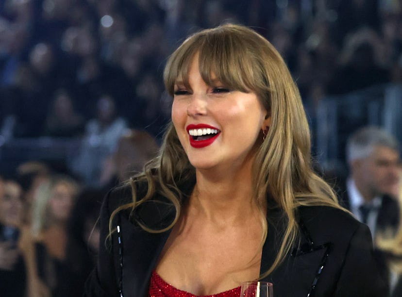 Taylor Swift and Cynthia Erivo shared a chair at the start of the 2025 Grammys.