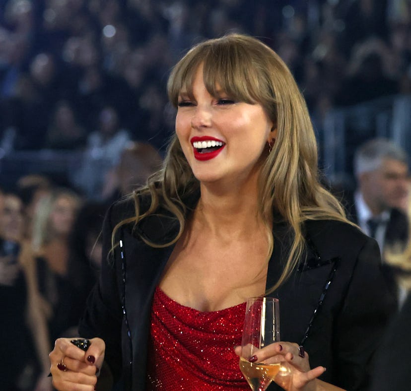 Taylor Swift and Cynthia Erivo shared a chair at the start of the 2025 Grammys.