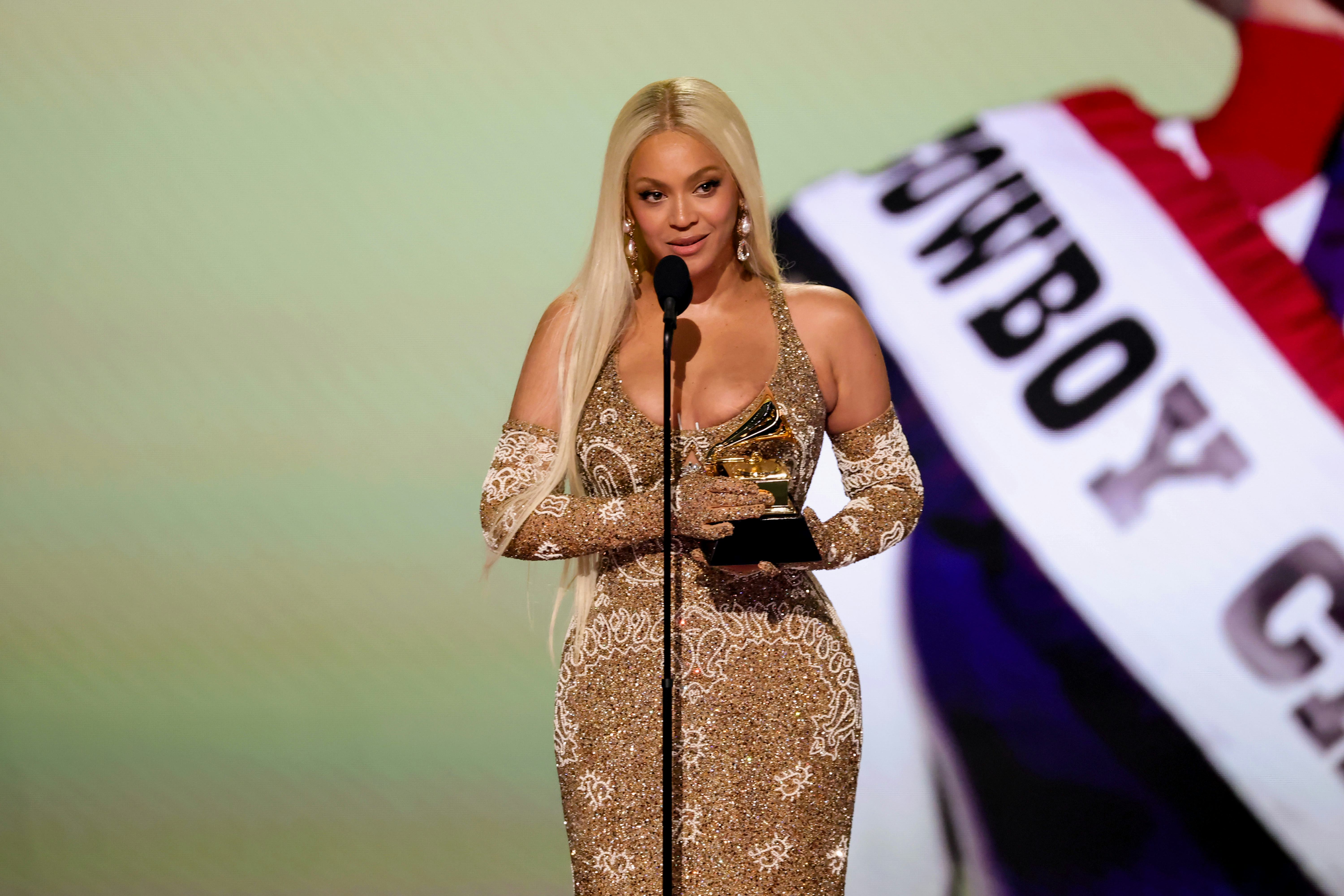 Beyoncé accepts the Best Country Album award for &ldquo;COWBOY CARTER&rdquo; onstage during the 67th Annual GRAM&hellip;