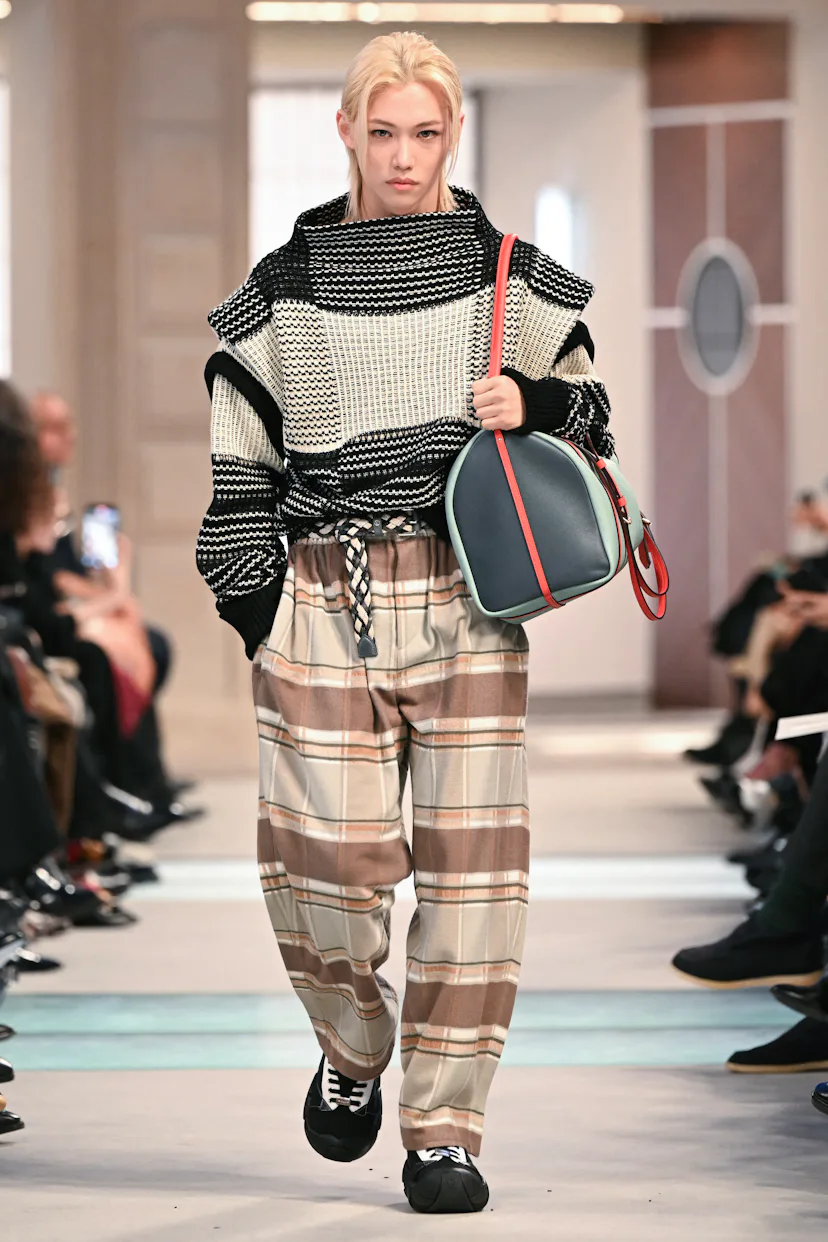 Louis Vuitton's Fall/Winter 2025 Show Was Inspired By A Parisian Train ...