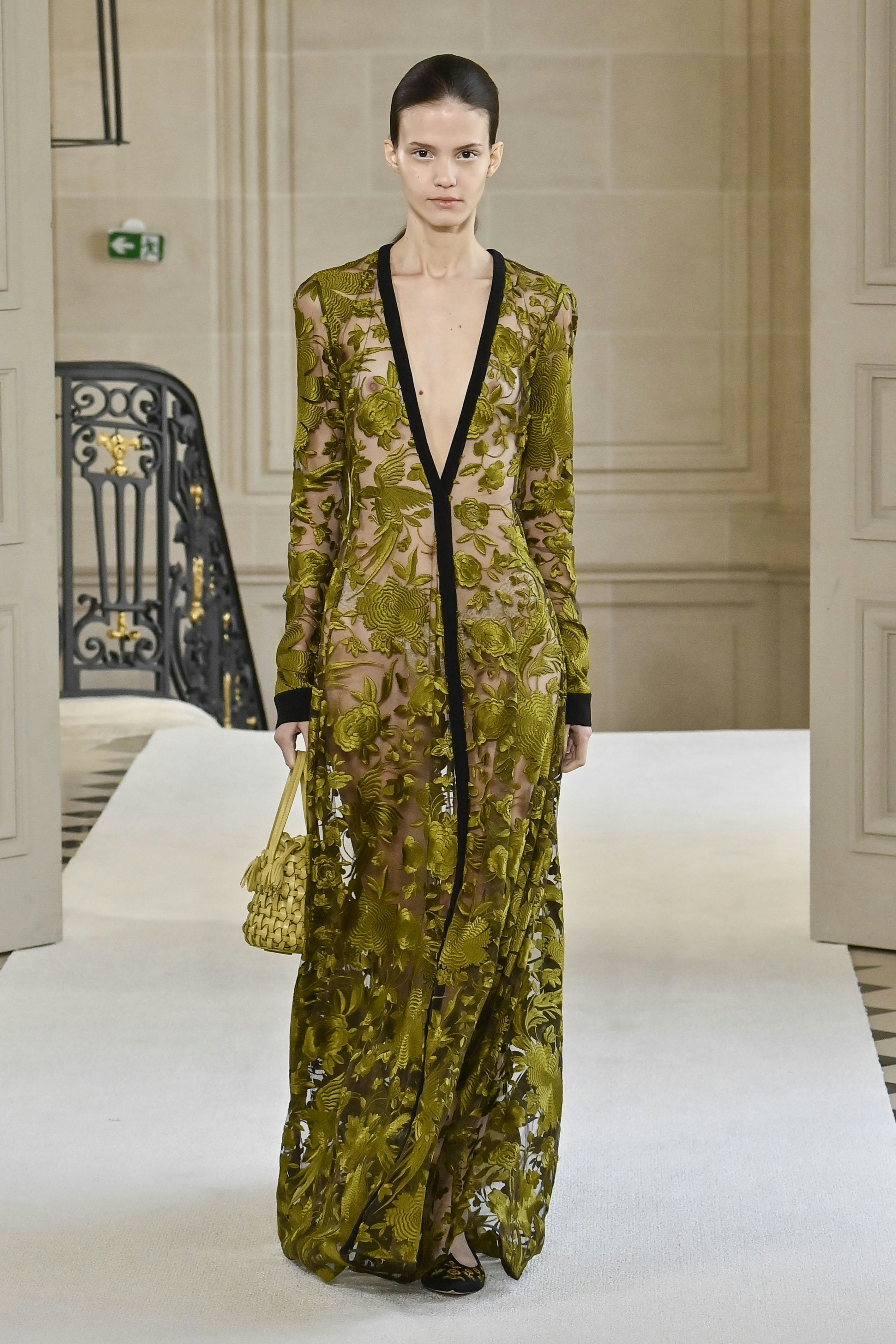 A model walks the runway during the Giambattista Valli Ready to Wear Fall/Winter 2025-2026 fashion s&hellip;