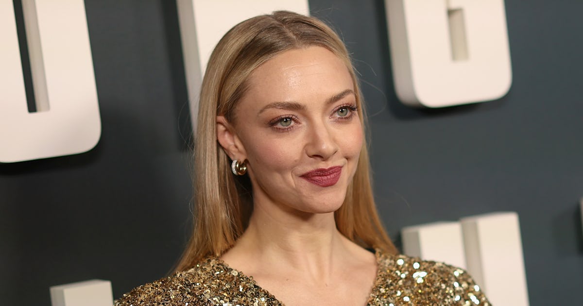 Amanda Seyfried Accidentally Flashed Glen Powell At An Award Show