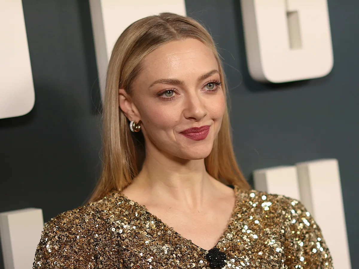 amanda seyfried dress falls apart Amanda Seyfried reveals wardrobe malfunction at Critics Choice Awards