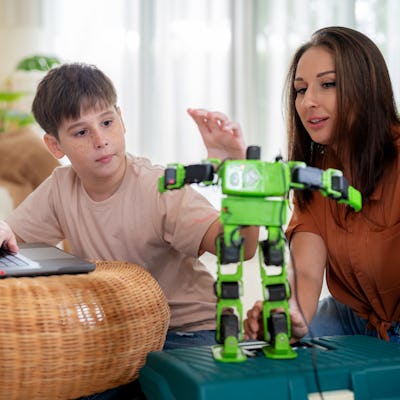 Young boy and mom. A new study revealed that mothers and fathers alike showed higher levels of brain connectivity as they aged, compared to their childless counterparts.