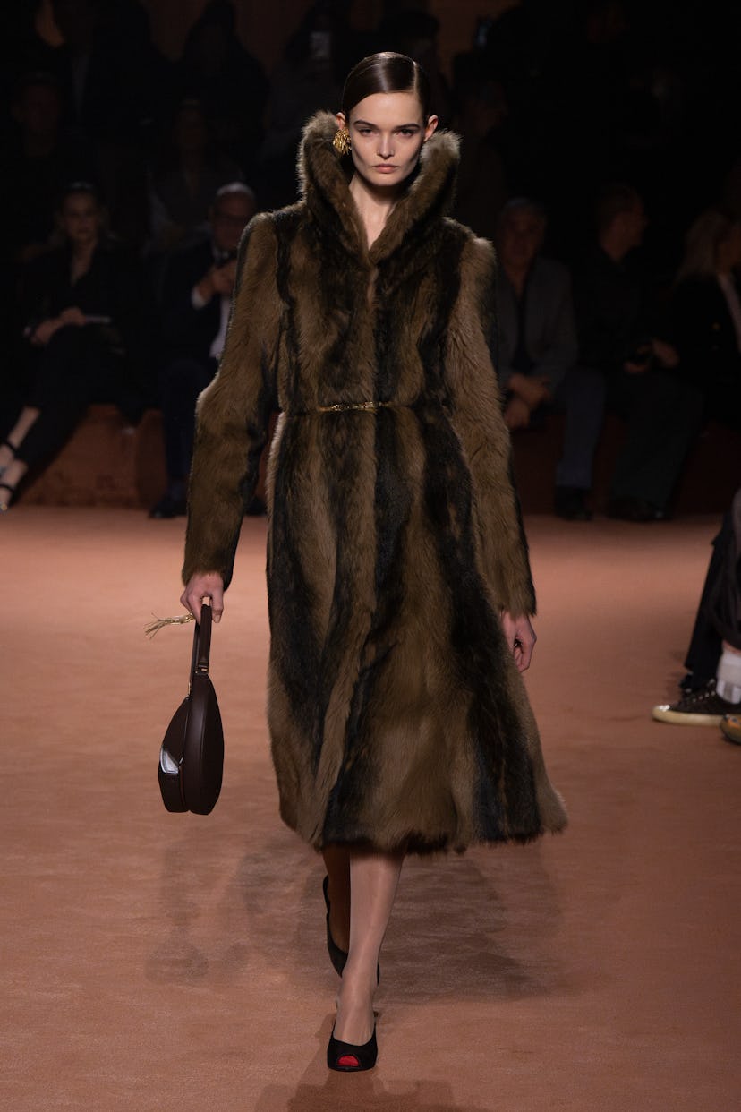 Модель на гоночной трассе на Fendi Fall RTW 2025 Show в рамках Милана модной недели в феврале ...