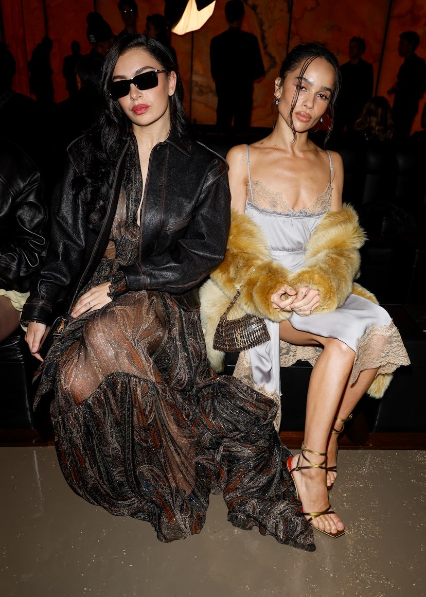 Charli XCX, Зоя Кравитц на Saint Laurent Fall RTW 2025 Show как часть Paris Fashion ...