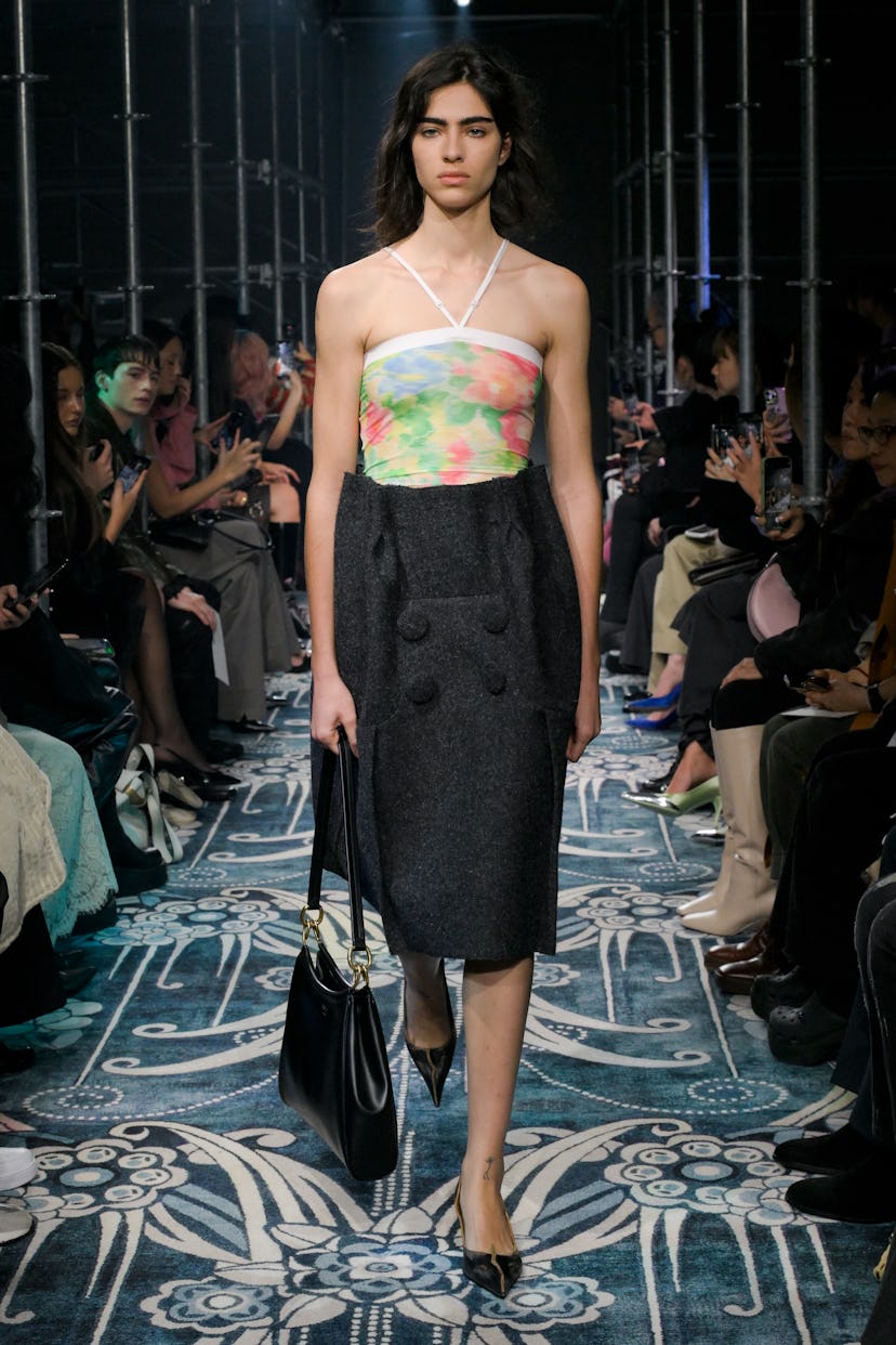 Модель на ипподроме на Prada Fall RTW 2025 Show в рамках Недели моды в Милане в феврале ...