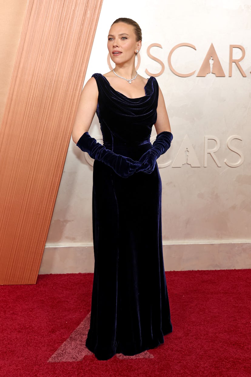 Голливуд, Калифорния - 02 марта: Скарлетт Йоханссон посещает 97 -летний Оскар в Театре Долби ...