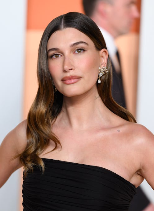 BEVERLY HILLS, CALIFORNIA - MARCH 02: Hailey Bieber attends the Vanity Fair Oscar Party hosted by Ra...