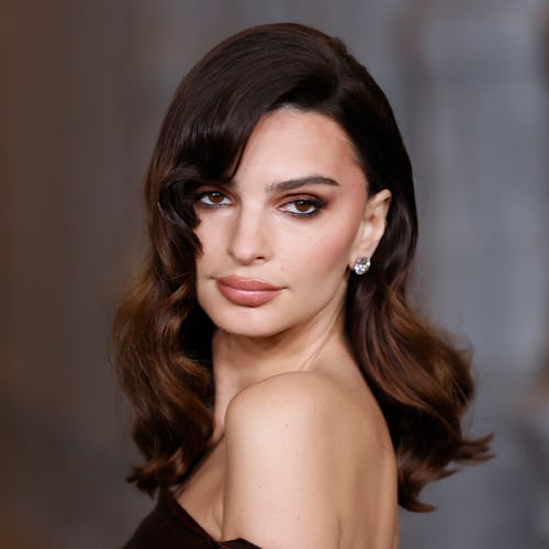 Emily Ratajowski accidentally got a bad haircut with bangs at the back of her head.