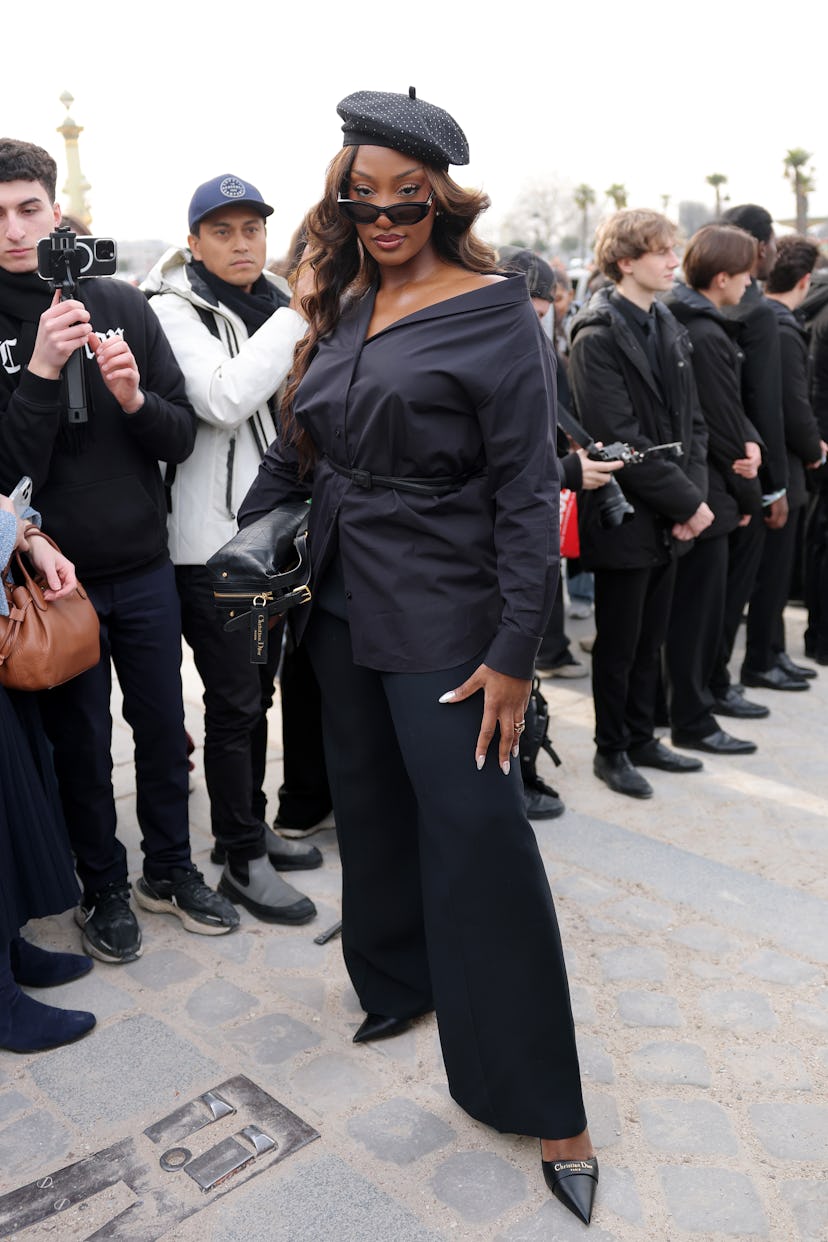 Париж, Франция - 04 марта: (только использование публикации - для неадриторского использования, пожалуйста, обратитесь за одобрением Fash ...