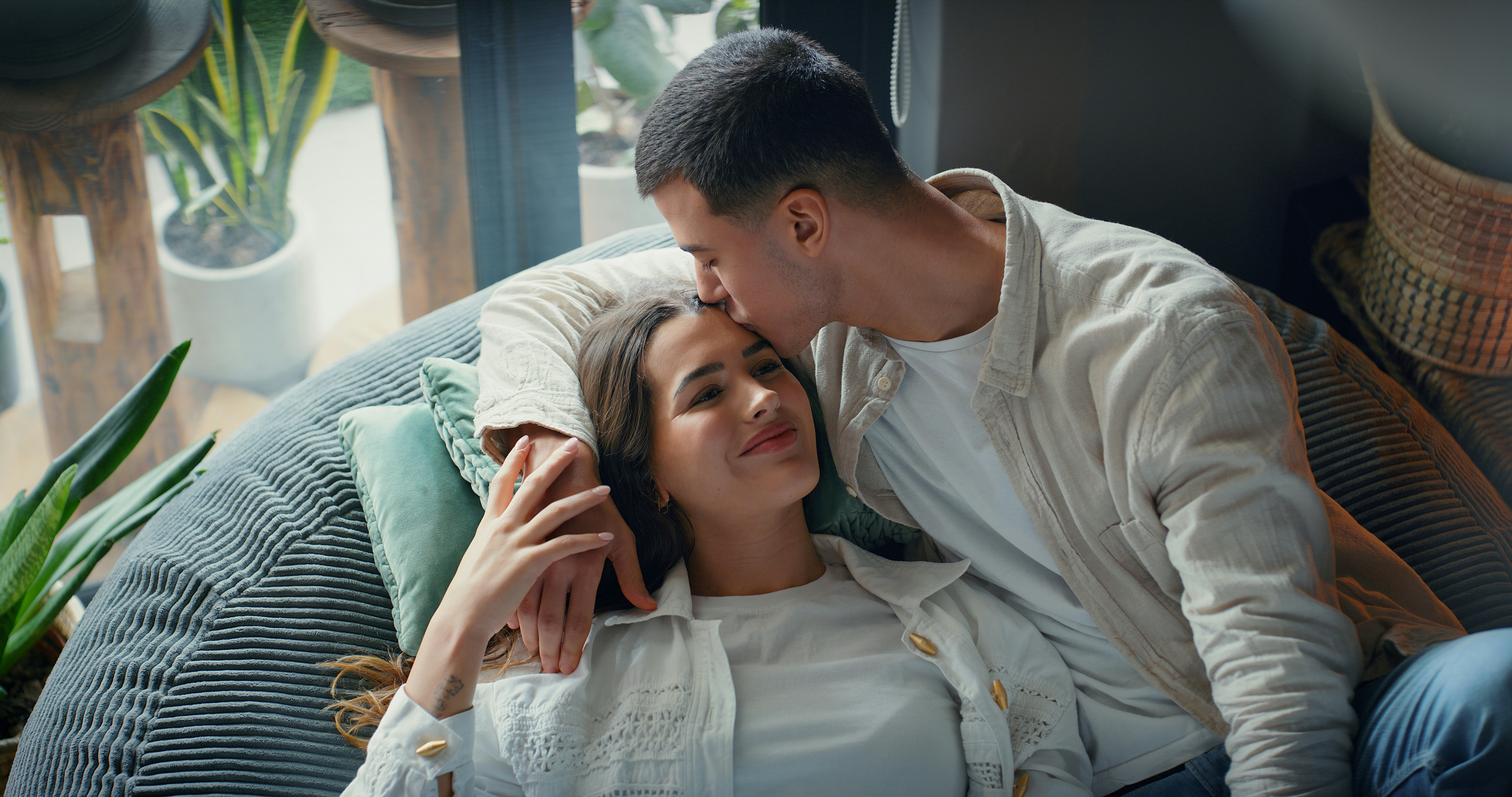 This is a nice forehead kiss