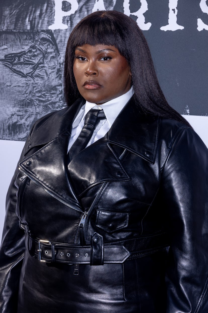 Париж, Франция - 07 марта: (только использование публикации - для неадриторского использования, пожалуйста, обратитесь за одобрением Fash ...