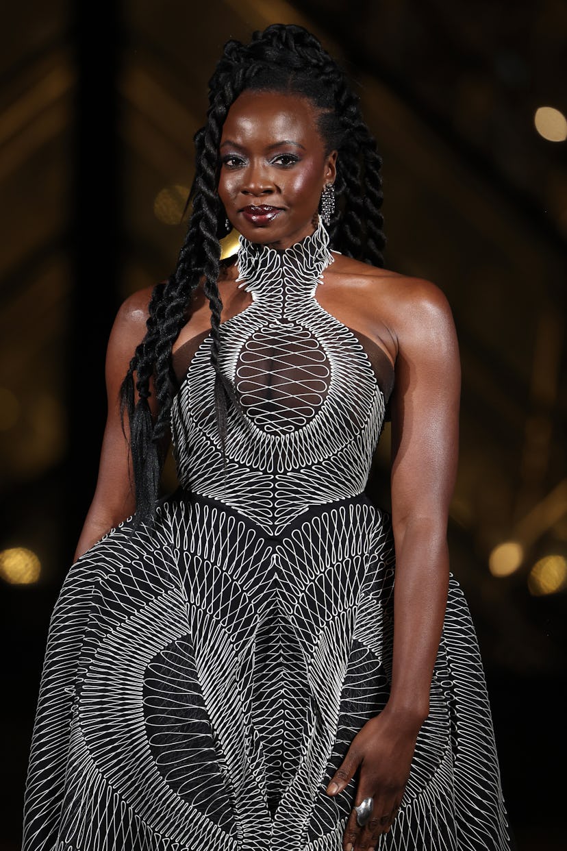 Париж, Франция - 04 марта: Данай Гурира присутствует в "Большой ужин Лувр" Проход Richelieu Phote ...