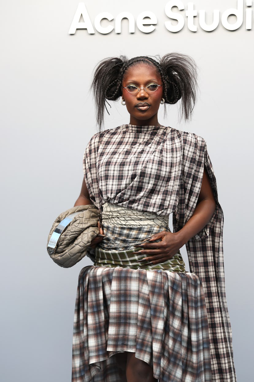 Париж, Франция - 05 марта: (только использование публикации - для неадриторского использования, пожалуйста, обратитесь за одобрением Fash ...