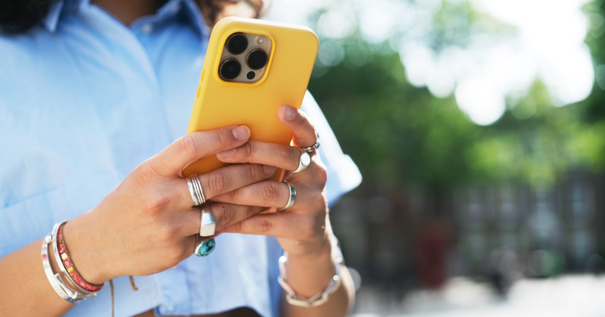 24 Sexy Texts To Send Your Partner When You're In The Mood, But Busy